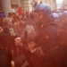 Protesta masive kundër qeverisë Meloni në mbi 50 qytete të Italisë, fermerët hedhin pleh në rrugët e Torinos
