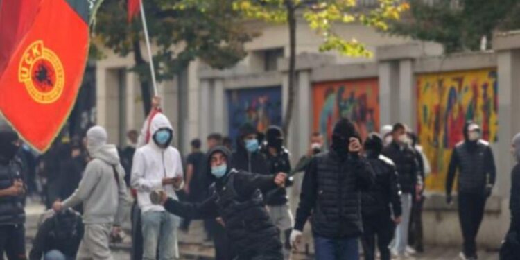 Shqipëri: Arrestohen 68 protestues pas dhunës në Tiranë, 7 prej tyre të mitur – 22 të tjerë nën hetim