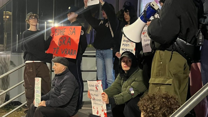 Protesta në Prishtinë për vrasjen e Arlinda Zekajt, thirrjet për drejtësi vazhdojnë edhe nesër