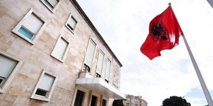 TVSH-ja për ushqimet në Shqipëri propozohet të ulet në 6%, ndërsa norma standarde të rritet në 21%
