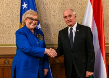 Presidentja Shiroka Pula takohet me homologun hungarez, kërkon mbështetjen për integrimin e Kosovës në BE