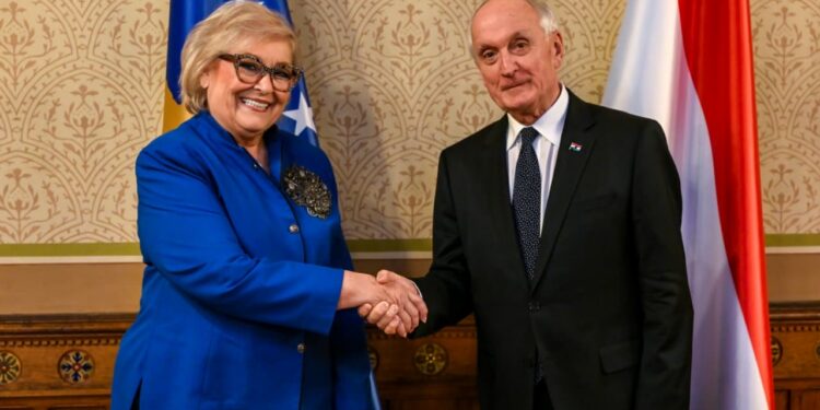 Presidentja Shiroka Pula takohet me homologun hungarez, kërkon mbështetjen për integrimin e Kosovës në BE