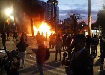 Kaos në Tiranë: Sulmohen institucionet, plaçkiten banka e biznese, digjen prona – 40 të lënduar
