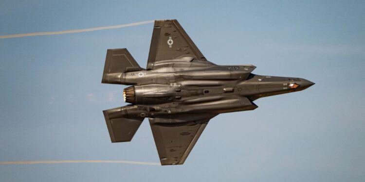 Pjesë të F-35 përfundojnë në Hong Kong pas një gabimi në transport, shqetësohet Pentagoni