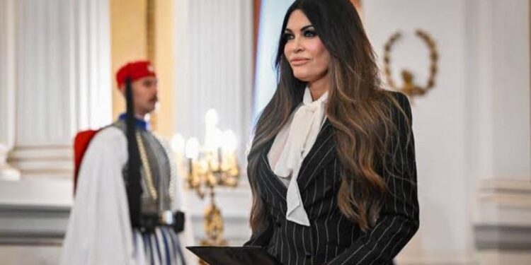 Kimberly Guilfoyle jep dorëheqjen si ambasadore e SHBA-së në Greqi, pas presionit nga Shtëpia e Bardhë