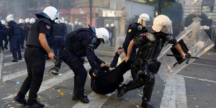 Bilanci i protestës: 28 të lënduar morën ndihmë mjekësore, mes tyre 19 policë